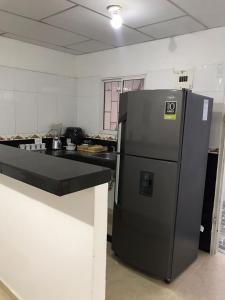 里奥阿查Apartamento Cómodo的厨房配有台旁的黑色冰箱