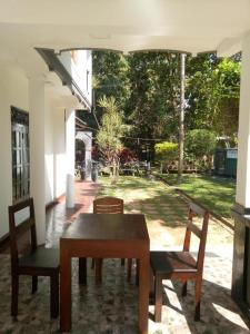 阿努拉德普勒Miyonra - Anuradhapura的院子内的一个桌子和椅子
