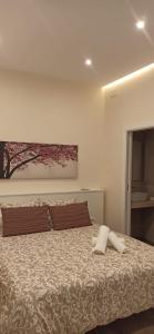 科尔多瓦La Quinta Hacienda的一张带两个枕头的床和墙上的绘画