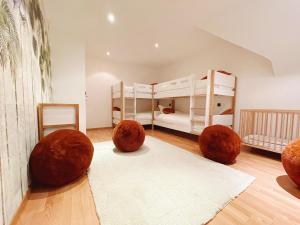 昂内Le Pact - Gîte familial的一间设有两张双层床和地毯的房间