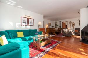 埃尔塔特Apartament Terrasses F的客厅配有蓝色沙发