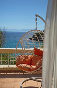 阿洛尼索斯古镇奥尼斯海滩简易别墅套房酒店的一个带枕头的椅子和海景阳台