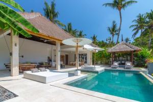 卡朗阿森Villa Hidden Pearl, with private cook and pool的一座带游泳池和度假村的别墅