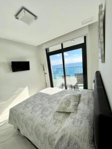 贝尼多姆Sunset Drive Resort & Spa的一间卧室配有一张床,享有海景