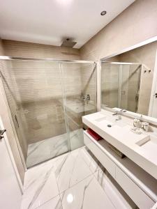 贝尼多姆Sunset Drive Resort & Spa的带淋浴和盥洗盆的浴室