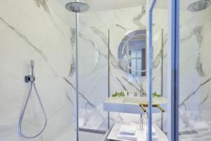 巴黎Holiday Inn Paris - Gare de Lyon Bastille, an IHG Hotel的带淋浴和盥洗盆的浴室