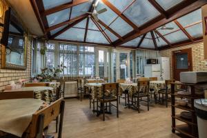 剑桥谢尔福德住宿加早餐旅馆的用餐室设有桌椅和窗户。