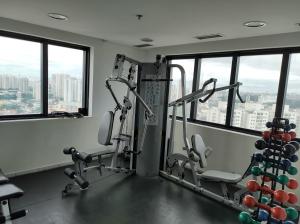 Flat Guarulhos的健身中心和/或健身设施