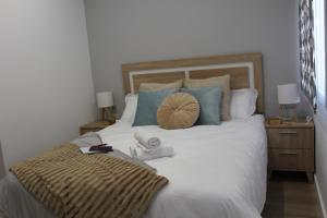 阿尔么丽亚Apartamento Catedral的卧室配有带蓝色枕头的大型白色床