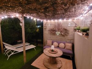 锡富尔勒普拉日Suite & SPA Just Dream 28的客厅配有紫色沙发和桌子