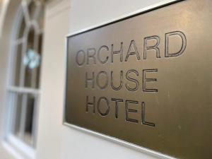 伦敦Orchard Hotel的建筑上给酒店定向的标志