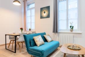 杜埃Blue Bail - T2 au calme - proche commerces的客厅配有蓝色的沙发和桌子