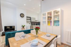 杜埃Blue Bail - T2 au calme - proche commerces的厨房以及带木桌和椅子的用餐室。