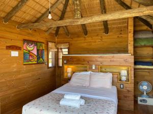 德尔迪阿布罗角四女孩山林小屋的小木屋内一间卧室,配有一张床