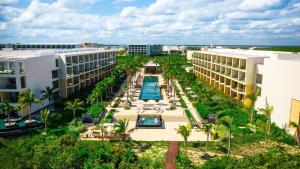 坎昆Family Selection at Grand Palladium Costa Mujeres Resort & Spa - All Inclusive的享有带游泳池的度假村的空中景致