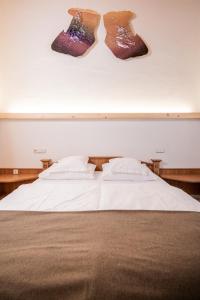 圣洛伦佐-迪塞巴托Hotel Hurtmuehle Kronblick的墙上挂着三双袜子的床