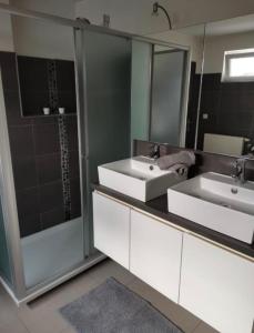 那慕尔LA SUITE 159的一间带两个盥洗盆和大镜子的浴室