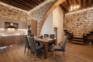 哈拉奇Villa Anaflo的厨房以及带桌椅的用餐室。