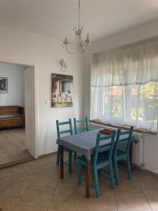圣安德烈Pelini - 2的一间带桌子和蓝色椅子的用餐室