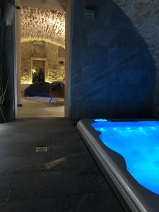 南希jaccuzi & spa des caves Stanislas的石墙房间内的热水浴缸