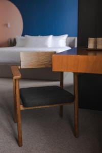 萨卡特卡斯Matiana Morelos的一张桌子和一张床边的椅子