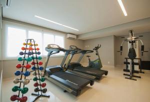 瓜鲁雅Doral Guarujá的一间健身房,里面配有两台跑步机