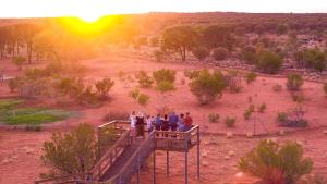 ErldundaErldunda Desert Oaks Resort的一群站在沙漠桥梁上的人