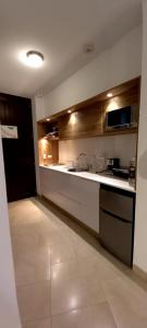 通苏帕Makana Tonsupa - Suites Familiares 311 y 421 - Deluxe Suites的厨房配有水槽和台面