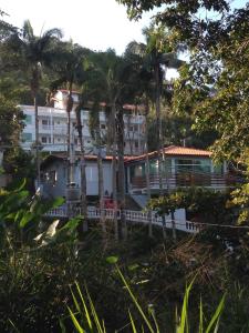 乌巴图巴Recanto do Teimoso suites的一座棕榈树建筑