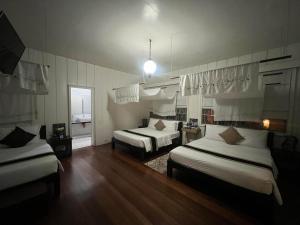 碧瑶比安卡住宿加早餐旅馆的酒店客房设有两张床和窗户。
