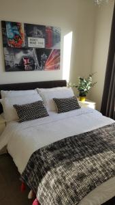 伯明翰Lovely City centre 1 bed apartment with free on site parking by Lets Relocations的一间卧室配有带白色床单和枕头的床。