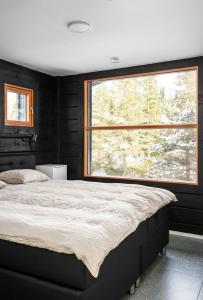 鲁卡Villa Ruka - Rising Sun的一间卧室设有一张大床和一个大窗户