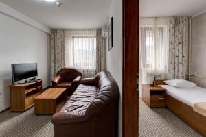 帕莱达米斯酒店的酒店客房设有一张沙发和一张床
