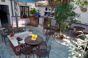 马贝拉阿杜阿尔旅馆的户外庭院配有桌椅和水果