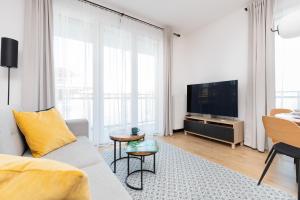 帕克Seaview Apartment Nexo by Renters Prestige的带沙发和电视的客厅