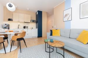 帕克Seaview Apartment Nexo by Renters Prestige的客厅配有沙发和桌子