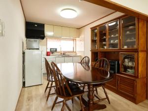 千岁LY INN CHITOSEAIPORT - Vacation STAY 94792的厨房配有桌椅和冰箱。