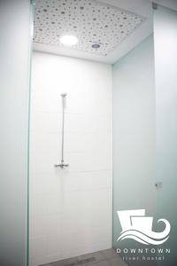 圣塞瓦斯蒂安市中心江景旅馆的一间房间里带玻璃门的淋浴