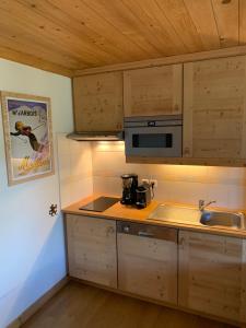 Megève - Appartement 2 chambres - Proche Centre et Pistes - Wifi Netflix - Parking的厨房或小厨房