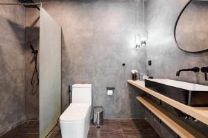 三百岭海滩度假酒店的浴室配有白色卫生间和盥洗盆。