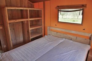 龙塞Ijsmolenhoeve的一间卧室设有床、窗户和窗户。