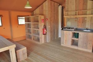 龙塞Ijsmolenhoeve的铺有木地板,设有木墙和厨房。