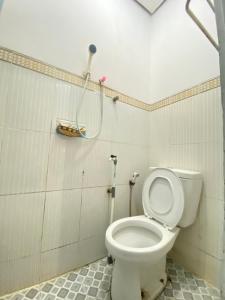 Homestay Batu Kelir Syariah Dieng Mitra RedDoorz的一间浴室