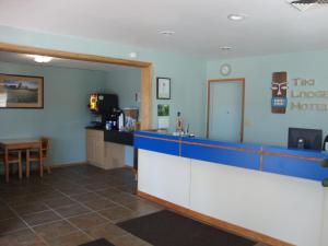 梅德福蒂基旅馆的一间设有蓝色柜台和桌子的等候室