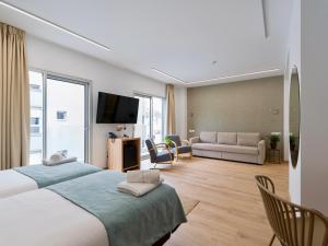 大加那利岛拉斯帕尔马斯Hotel Emeté & Coworking的一间带大床的卧室和一间客厅