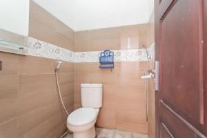 万隆Small Homestay Syariah Sikembar Ciwidey Mitra RedDoorz的一间带卫生间和淋浴的浴室
