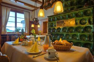伦茨基希JUFA Hotel Schwarzwald的一张桌子,上面有白色的桌布和一篮子的食物