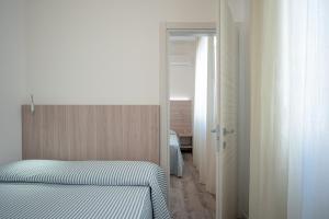 丽都迪萨维奥旧金山酒店的一间卧室配有一张床,一扇门通往一个房间