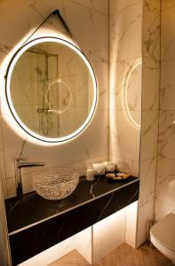 拉格比德雷科特酒店&怀特菲尔德高尔夫球场的一间带水槽和镜子的浴室
