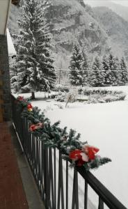 CadareseBaggio House的雪上用圣诞装饰的栅栏
